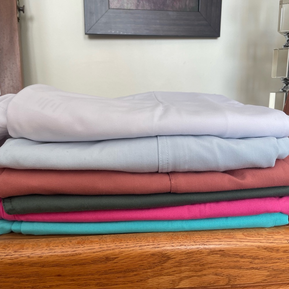 3 SET SCRUB lot size m tops have never been worn and size m pants gently worn.